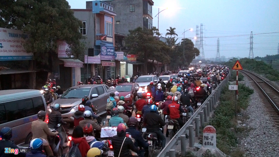 Xe cộ chật vật trở lại thành phố ngày đầu năm mới